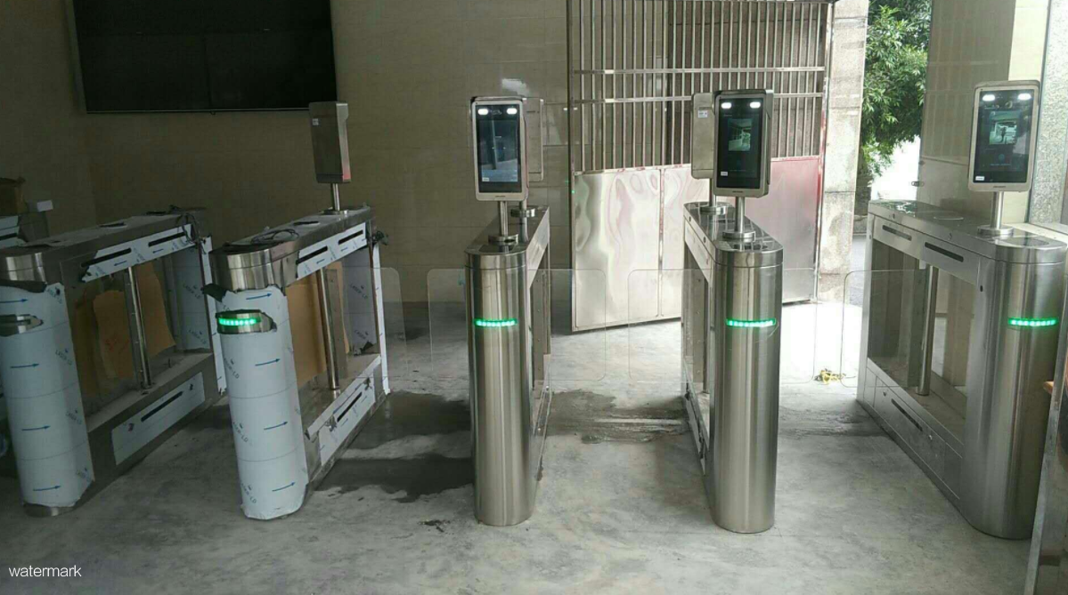 人臉識別門測溫禁閘機系統的優勢都體面在哪些方面