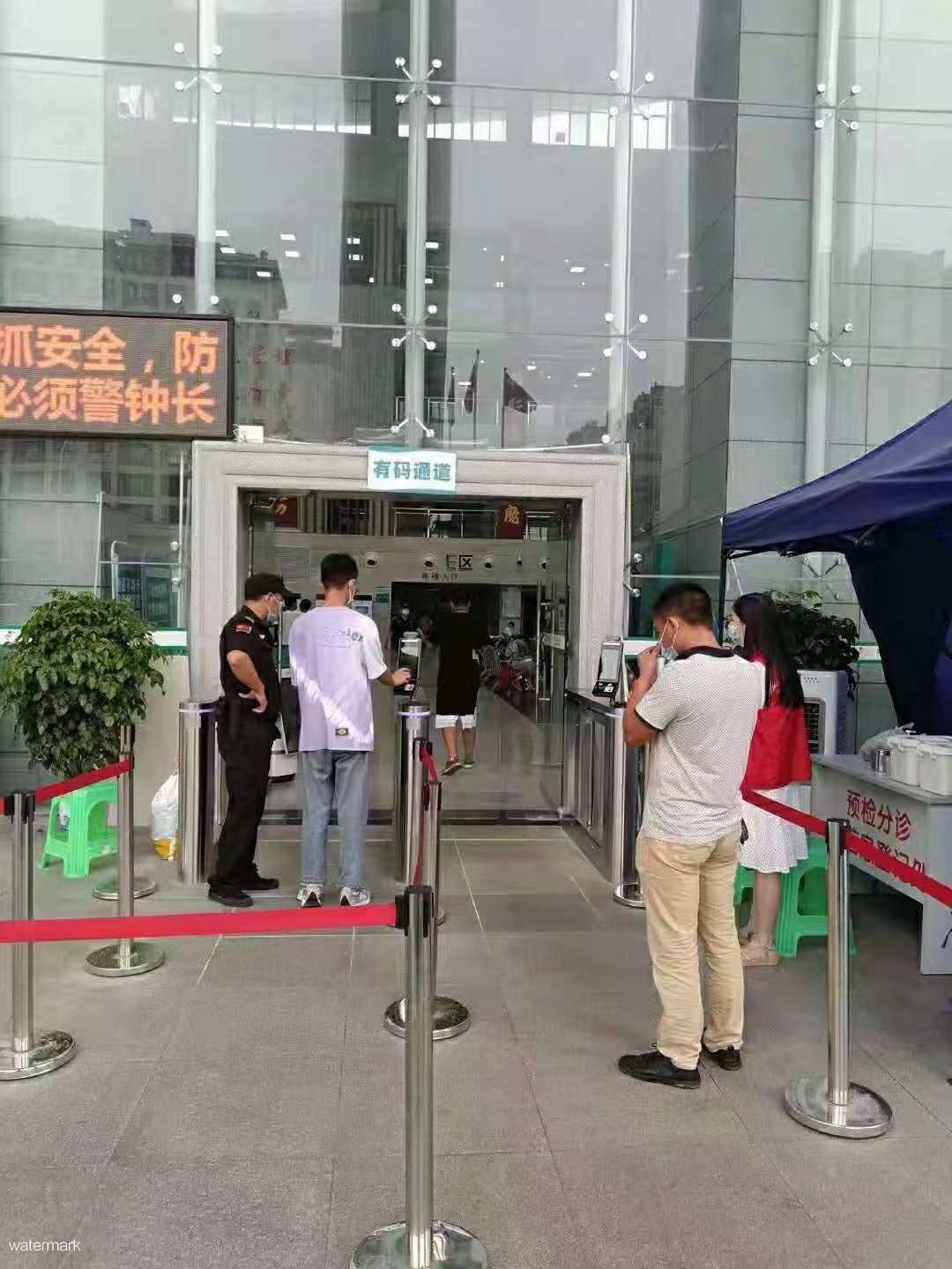 智能人行通道閘機為醫院出入口創造良好的就醫環境