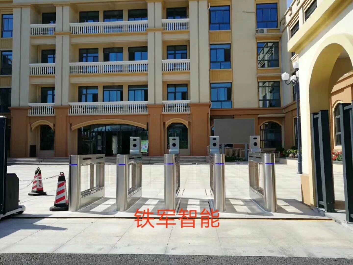 高端定制小擺閘+動態人臉識別